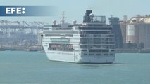El crucero que alojará a los bolivianos retenidos llega al puerto de Barcelona