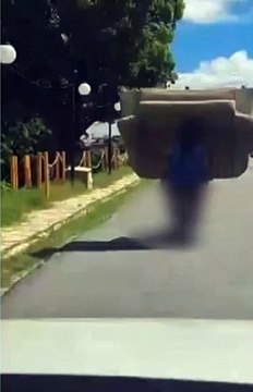 Motociclista é flagrado transportando sofá de três lugares em moto