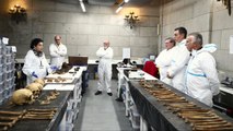 Pedro Sánchez visita los trabajos del laboratorio forense en el Valle de Cuelgamuros