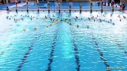 Macron inaugura il Centro acquatico olimpico a Parigi
