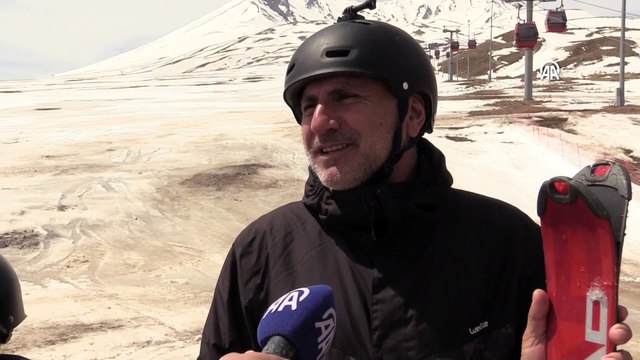 Yerli ve yabancı turistler Erciyes'te baharda kayak keyfi yaşıyor