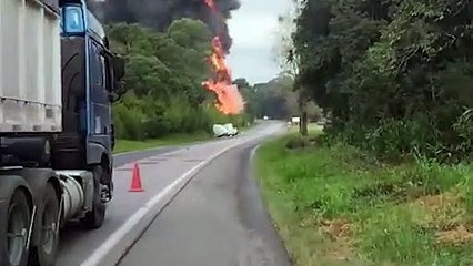 Caminhão-tanque explode após acidente na BR-476