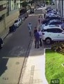 Assalto à mão armada é registrado por câmera de segurança na orla de Maceió