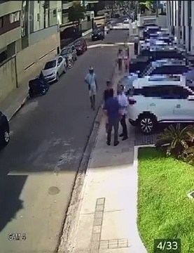 Assalto à mão armada é registrado por câmera de segurança na orla de Maceió