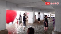「紅球」降落台南河樂廣場 首度陪粉絲「泡澡玩水」