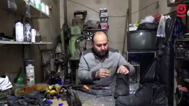 4 metrekarelik dükkanda 32 yıldır ayakkabı tamir ediyor