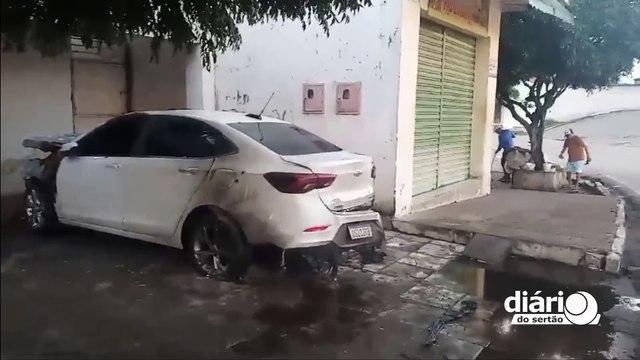 Após operação da polícia, bandidos atiram em delegacia de Cajazeiras e incendeiam carro de ex-delegado