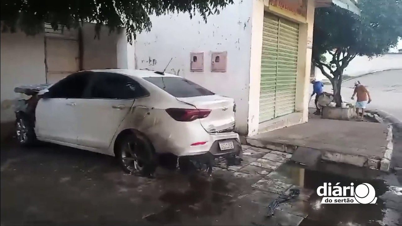 Após operação da polícia, bandidos atiram em delegacia de Cajazeiras e incendeiam carro de ex-delegado