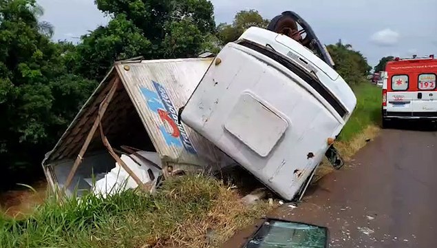 Acidente de trânsito na BR-369: caminhão capota e motorista de 57 anos é socorrido