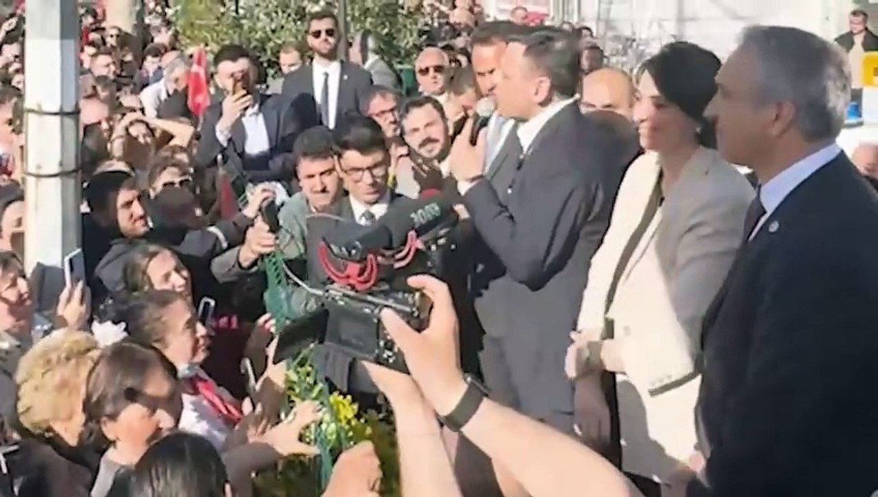 Üsküdar Belediye Başkanı Sinem Dedetaş mazbatasını aldı