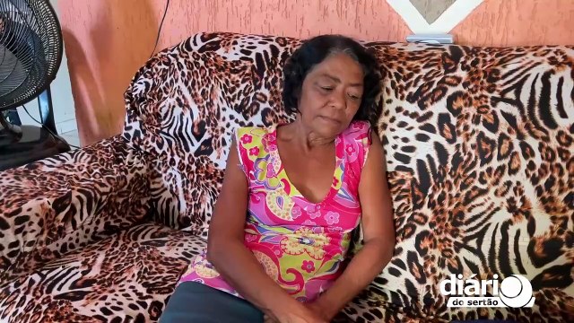Emocionada, dona de casa faz apelo para ter de volta papagaio apreendido: “Pedro era como um neto”