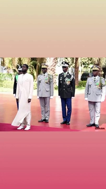 Cérémonie de levée des Couleurs, sobre et solennelle au Palais pour marquer le 64e anniversaire de l'indépendance du Sénégal. Présidée ce matin par Son Excellence Monsieur Bassirou Diomaye FAYE, Président de la République.