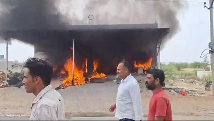 इलेक्ट्रॉनिक्स शोरूम में लगी भीषण आग