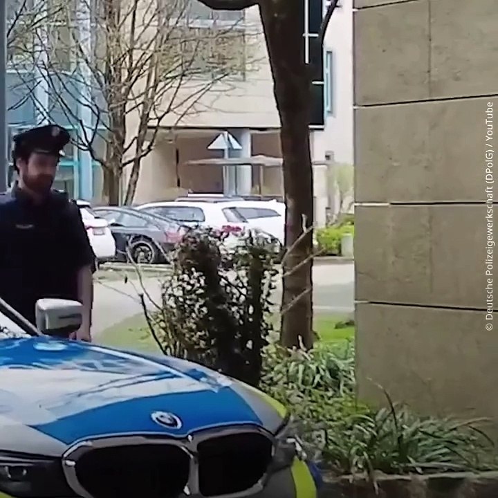 Polislerden tuhaf eylem! 'Pantolon çıkardılar'