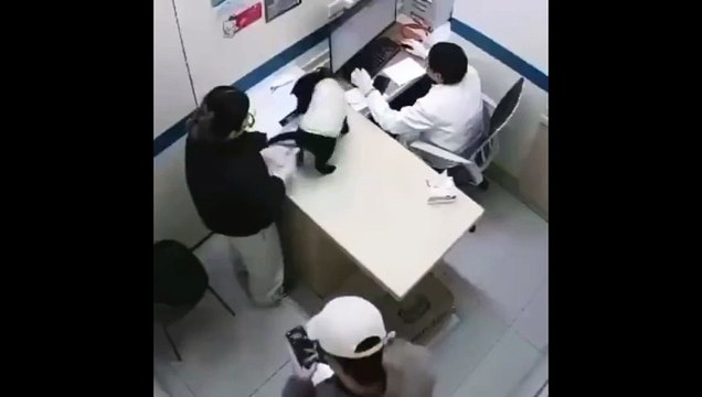 Ce chien a une drole de façon de remercier son vétérinaire