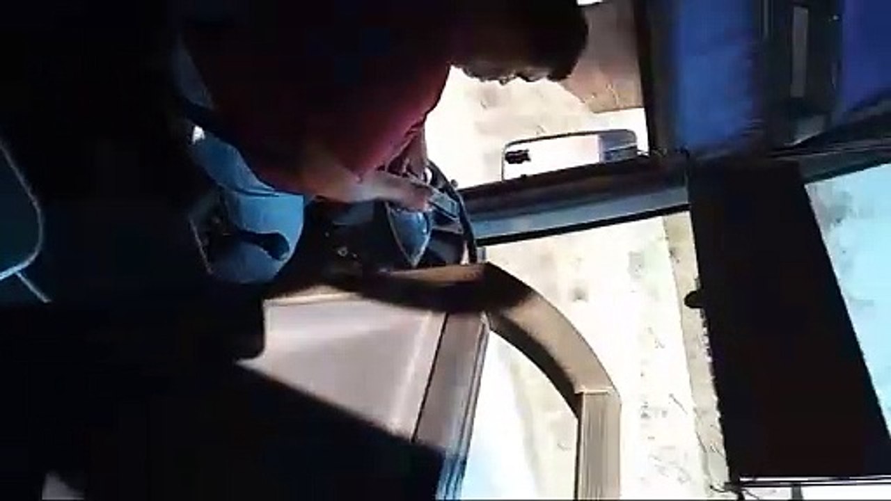 Captan a conductor de rapidito chateando mientras conduce