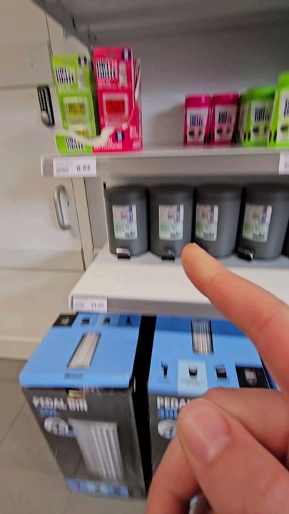 Je teste ces stickers pour poubelle #essai #teste #magasinaction #action #poubelle #poubelleacouches