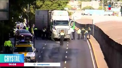 Tráiler provoca caos vial en Viaducto