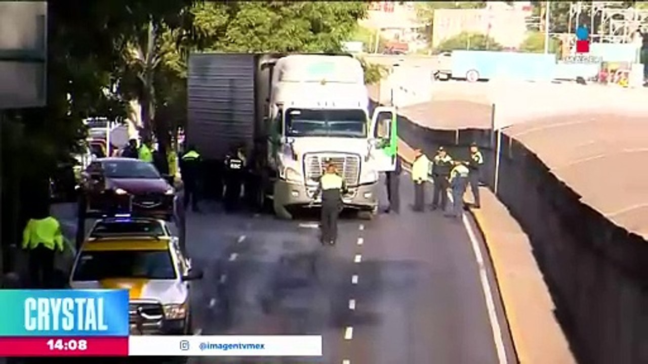 Tráiler provoca caos vial en Viaducto