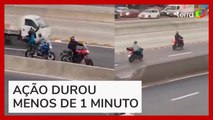 Criminosos são flagrados roubando moto em avenida movimentada no Rio