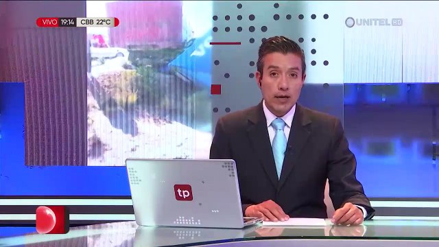 Conductor del tráiler es custodiado por policías será procesado por homicidio en accidente de tránsito en la carretera Oruro-Potosí