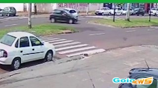 Vídeo mostra colisão entre dois veículos no centro de Goioerê