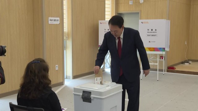 尹, 22대 총선 사전투표 첫날 부산서 한 표 행사 / YTN