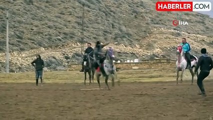 Oruç tutan sporcular yağmur çamur demeden cirit oynadılar