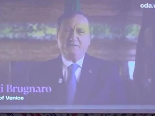 Il sindaco Brugnaro spiega il ticket di Venezia agli stranieri: il suo inglese perfetto con l’intelligenza artificiale