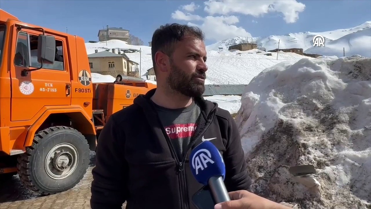 Çığ riski nedeniyle kapalı olan Van-Bahçesaray yolunda metrelerce karla mücadele başladı