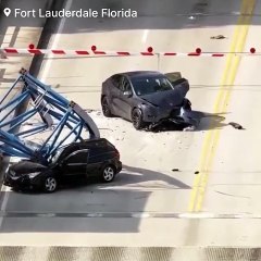 Aniden çöken vinç arabaları ezdi