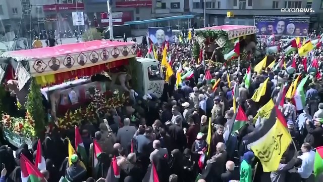 بعد مقتلهم بغارة نُسبت إلى إسرائيل في دمشق: إيران تشيع عناصر الحرس الثوري وخامنئي يؤم صلاة الجنازة