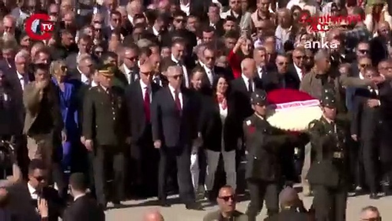 Ankara'nın yeni seçilen CHP'li belediye başkanları Anıtkabir'i ziyaret etti