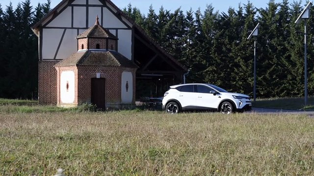 Le SUV urbain Renault Captur restylé affiche des lignes tendues et des détails précis