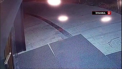 İstanbul'da kuyumcudaki silahlı soyguncuları copla durdurmaya çalıştı