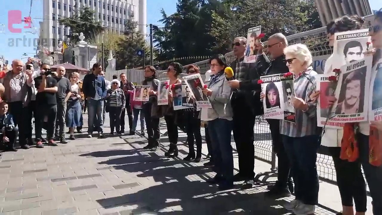 Cumartesi Anneleri Galatasaray Meydanı'ndaki 993'üncü buluşmasında, katledilişinin 76'ıncı yıldönümünde Sabahattin Ali'yi andı