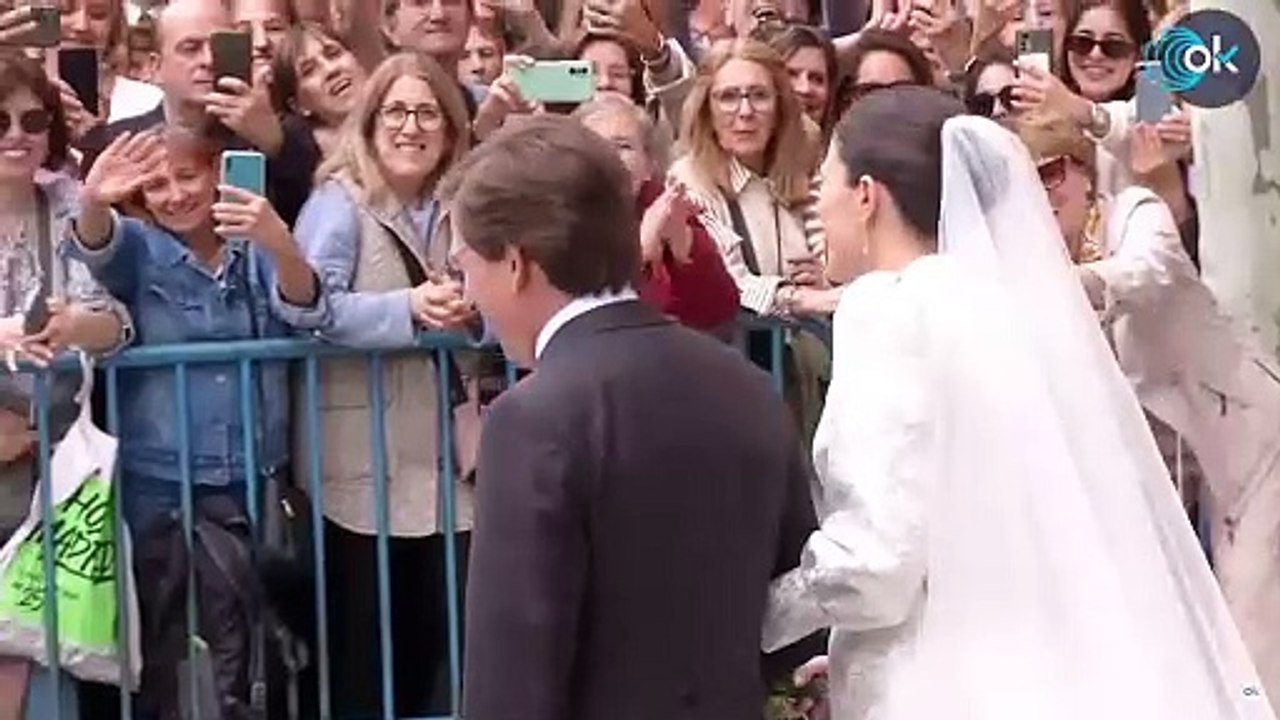 Almeida y su mujer Teresa Urquijo salen de la iglesia tras casarse