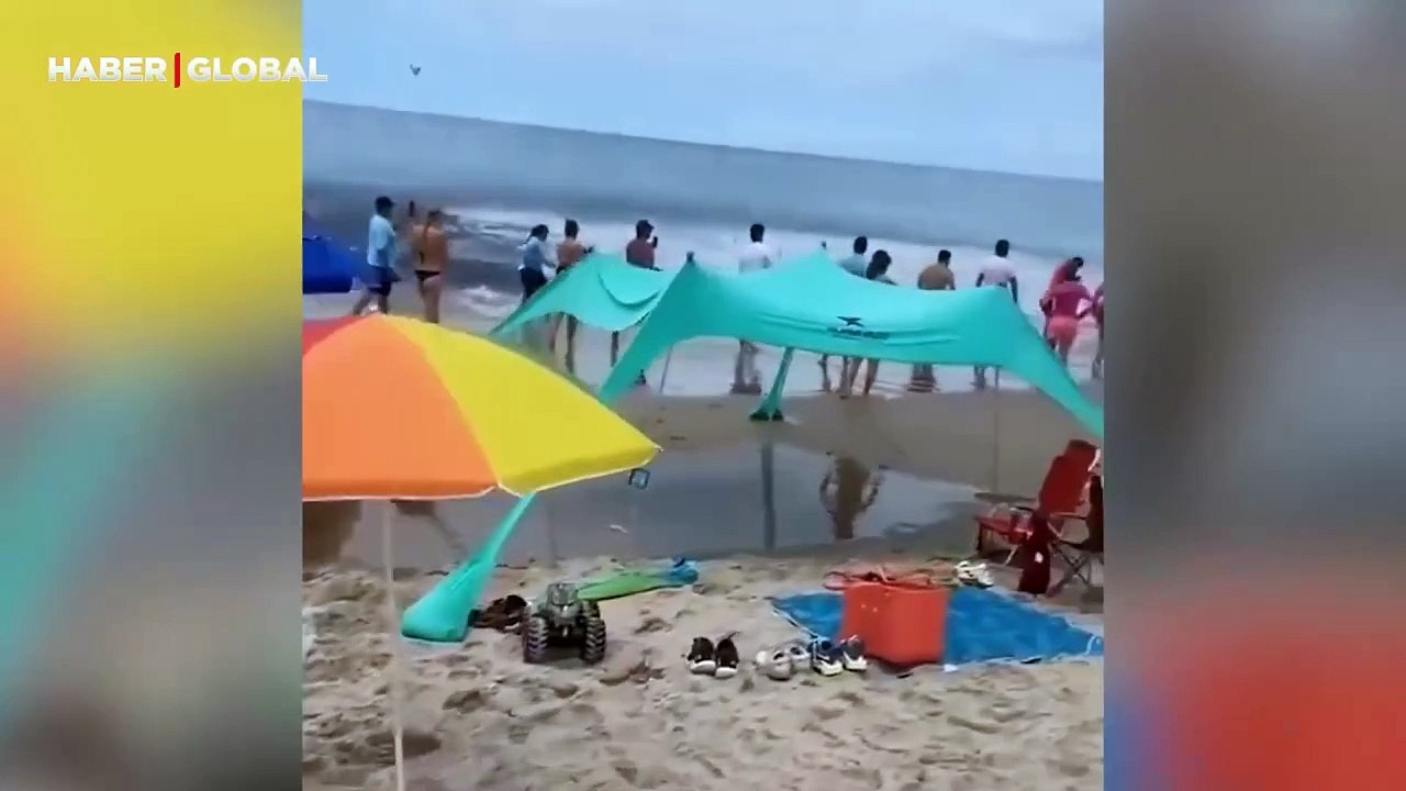 Herkes yüzerken bir anda denizden balık fışkırınca böyle kaçıştılar