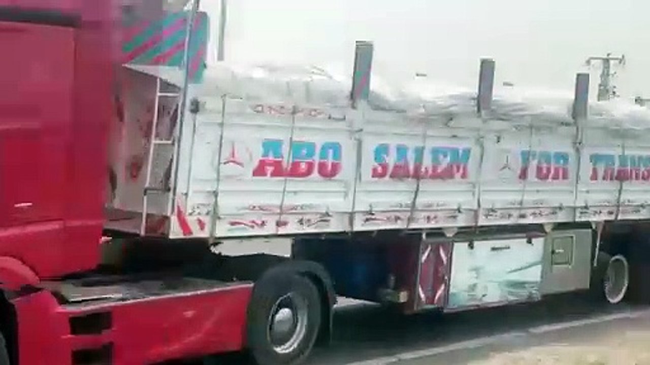 شاحنات مساعدات إنسانية بانتظار دخول غزة من مصر عبر معبر رفح