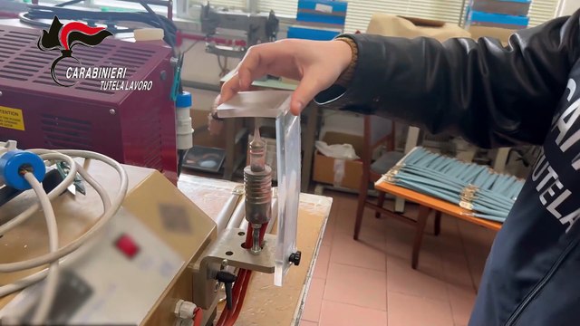 I controlli dei carabinieri nei capannoni di produzione delle borse