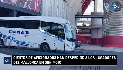 Cientos de aficionados han despedido a los jugadores del Mallorca en Son Moix