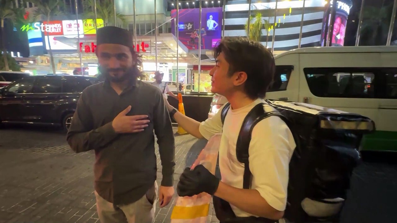 Gerai tak laku, peniaga ini gigih jalan kaki pusing KL jual burger