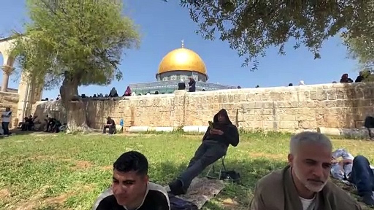 المسلمون يؤدون صلاة آخر يوم جمعة من رمضان في ال...