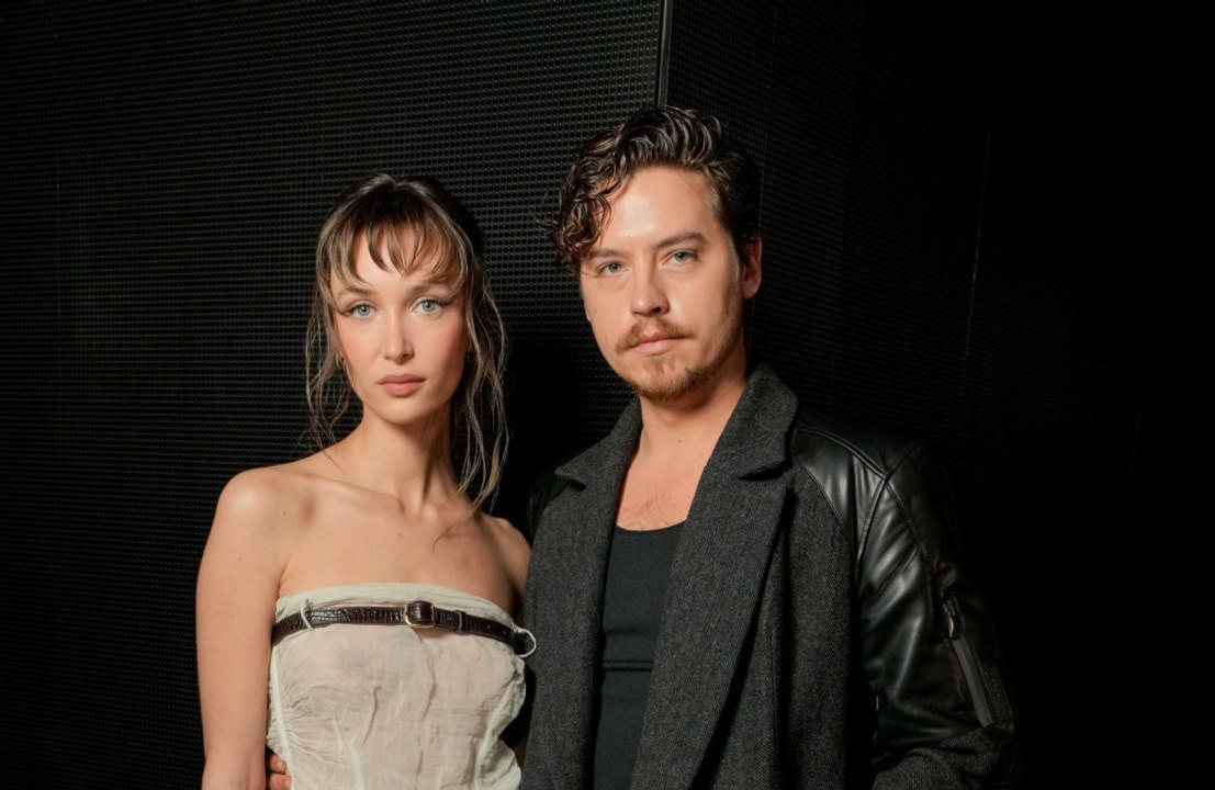 Cole sprouse: endlich angekommen bei freundin ari