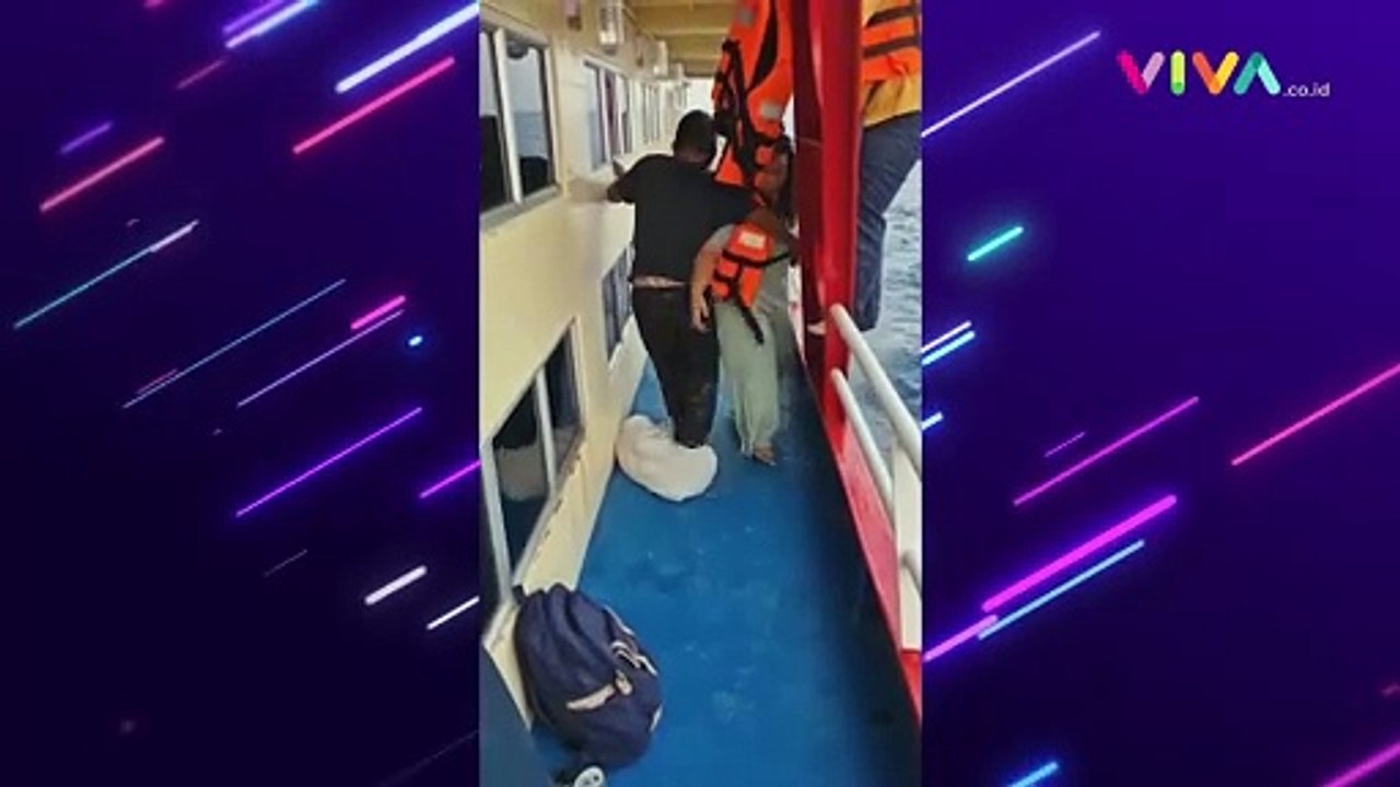 Panik! Ratusan Orang Lompat ke Luat Gegara Menghindari Kapal