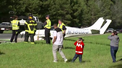 미 고속도로에 비행기 비상착륙...부상자는 없어 / YTN