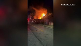 Incendio provoca explosão e destrói veículos em ferro-velho no bairro Tupi, em BH