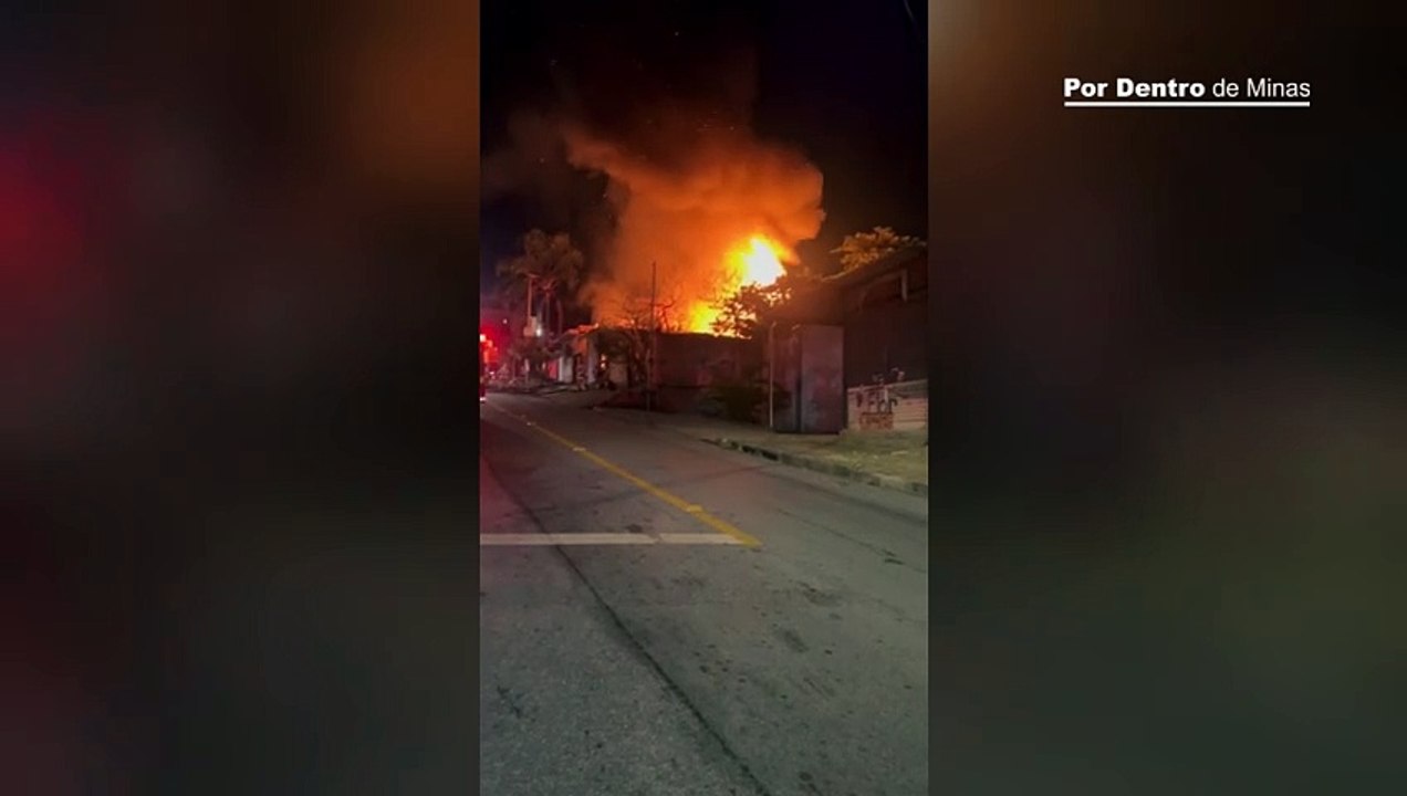 Incendio provoca explosão e destrói veículos em ferro-velho no bairro Tupi, em BH