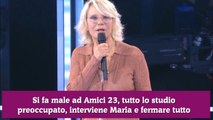 Si fa male ad Amici 23, tutto lo studio preoccupato, interviene Maria e fermare tutto