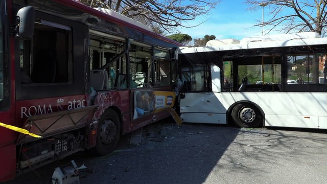 Incidente tra due autobus alla stazione Monte Mario di Roma